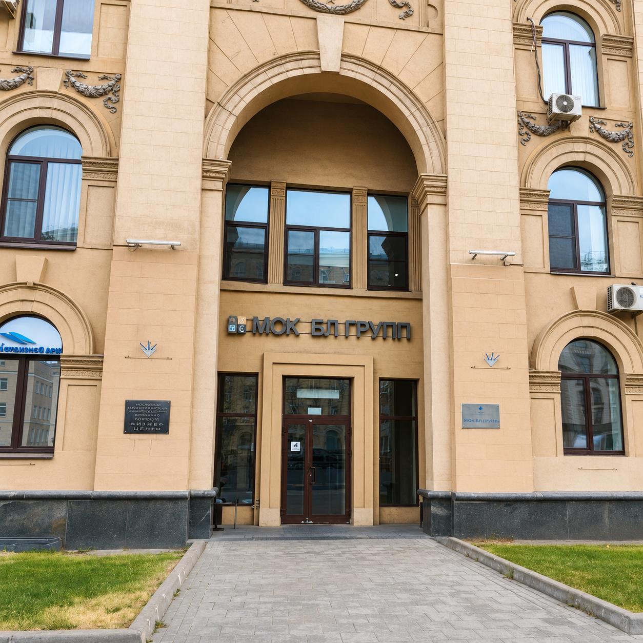 Вход в здание МOK БЛ ГРУПП по адресу Москва, проспект Мира, 106